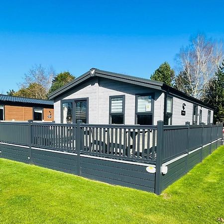 Black Moorhen Lodge With Hot Tub York Exterior foto