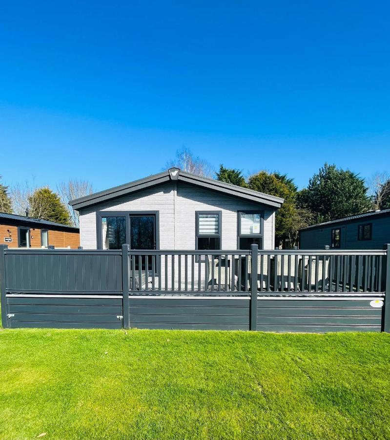 Black Moorhen Lodge With Hot Tub York Exterior foto